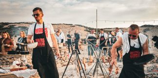 MarsOvca je posveta paškoj ovci – otočnoj hraniteljici izrasloj iz kamena, soli i bure